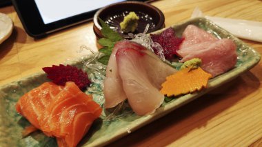 Karışık balık sashimi.