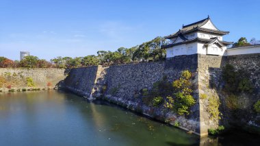 Korunmak için Osaka Kalesi 'nin etrafına su dökün.