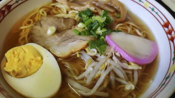 Ciotola di ramen con carne di maiale, uova e alghe — Foto Stock