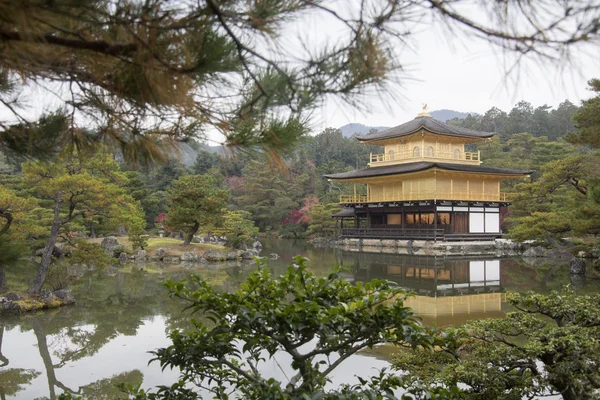 Pohled na Kinkakuji, chrám buddhistického chrámu Zlatého pavilonu — Stock fotografie