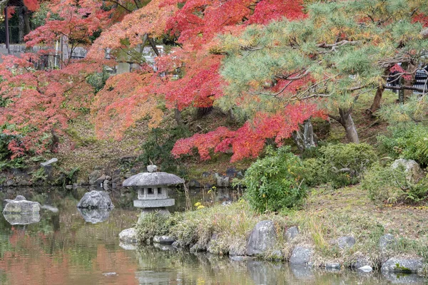 Farol de piedra en el parque Maruyama de Kyoto —  Fotos de Stock