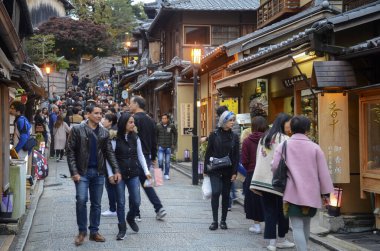 Kimliği belirsiz kişiler Kyoto 'da Sanneizaka caddesinde geziniyor.