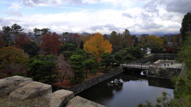 Japonya, Kyoto 'da renkli sonbahar rengine sahip Nijo Kalesi