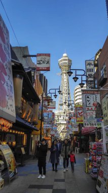 İnsanlar Osaka Japonya 'nın Shinsekai ilçesini ziyaret ediyorlar.