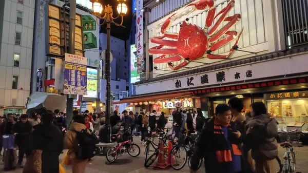 People visit Dotonbori street in Osaka, Japan — Stock Photo, Image