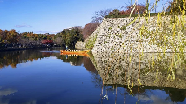 Touristes dans un bateau et regarder belle congé d'automne autour de Himej — Photo