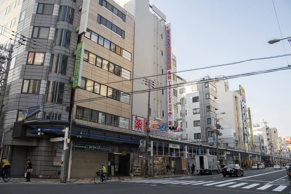 Immeuble de bureaux et maisons de commerce dans le quartier Tennoji à Osaka — Photo