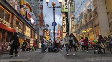 Dotonbori eğlence bölgesinde yürüyen insanlar, Osaka