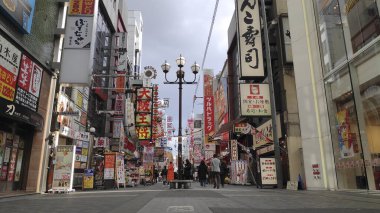 Dotonbori eğlence bölgesinde yürüyen insanlar, Osaka