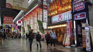 Japonya, Osaka 'nın Namba bölgesindeki Dotonbori oyun salonu.