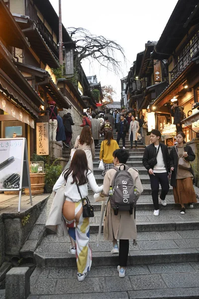 Unidentified people stroll Sanneizaka street in Kyoto — Stock Photo, Image