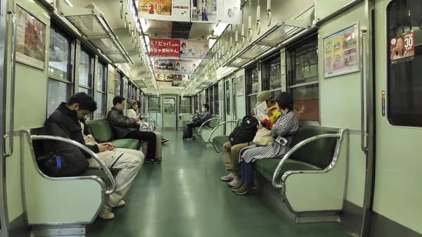 Passagiers nemen de lokale metro naar hun bestemming in Kyoto — Stockfoto