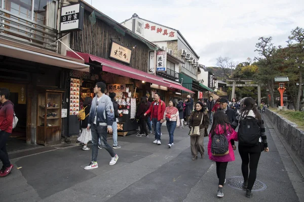 Turyści idą w kierunku Fushimi Inari w Kioto — Zdjęcie stockowe