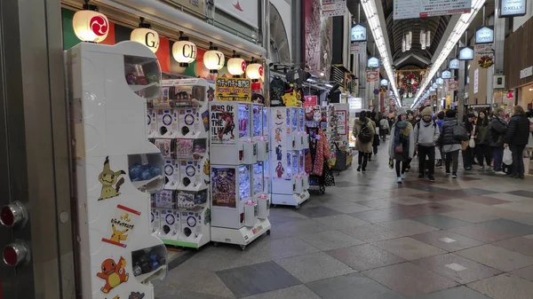 Nishiki Market bancarelle alimentari e ristoranti che costeggiano i lati di un — Foto Stock