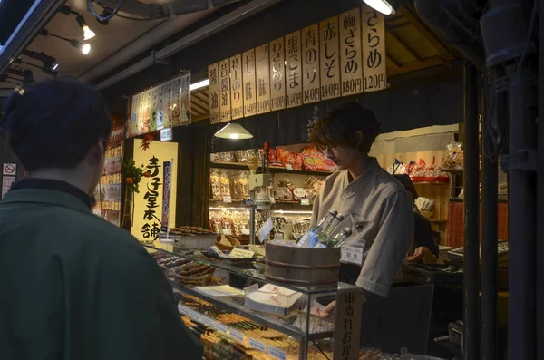 Vendedor de snacks cerca de la calle Nineizaka en Kyoto, Japón . —  Fotos de Stock