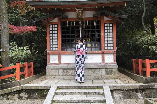 Žena v kimonu tahá za šňůru jako projev oddanosti v t — Stock fotografie