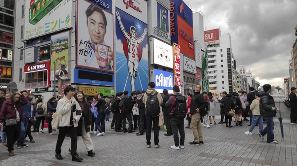 Gente caminando en el distrito de entretenimiento de Dotonbori, Osaka —  Fotos de Stock