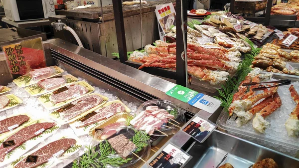 Nötkött och skaldjur till salu på Kuromon marknaden i Osaka Japan — Stockfoto