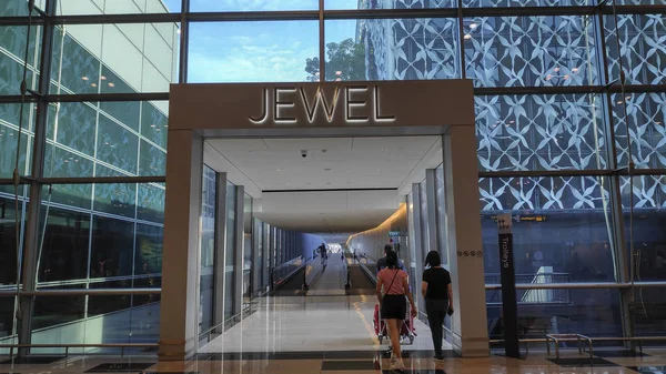 Caminhe caminho do aeroporto de Changi para Jewel — Fotografia de Stock