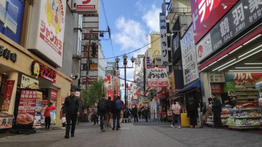 Dotonbori eğlence bölgesinde yürüyen insanlar, Osaka