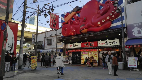 İnsanlar Osaka Japonya 'nın Shinsekai ilçesini ziyaret ediyorlar. — Stok fotoğraf