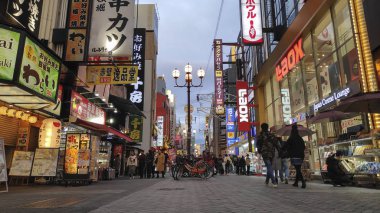 Dotonbori eğlence bölgesinde yürüyen insanlar, Osaka