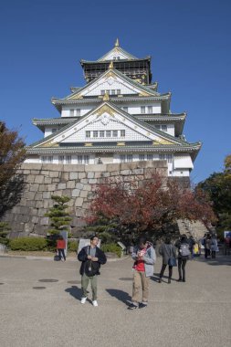 Turist ve insanlar Osaka, Japonya 'daki Osaka kalesini ziyaret ediyorlar.