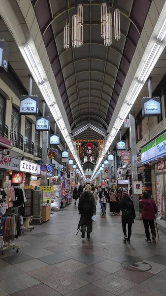 Nishiki étals de nourriture du marché et restaurants bordant les côtés d'un — Photo