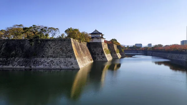 Fortification and ditch water around Osaka Castle for protection — Stock Photo, Image