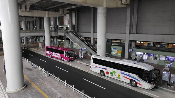 Oidentifierade människor reser på Kansai internationella flygplats buss t — Stockfoto
