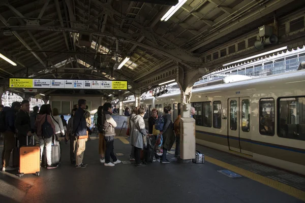 Japonya 'daki Kyoto istasyonunda yolcu bekleyen tren.. — Stok fotoğraf