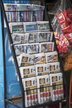 Johor Bahru 'da sokakta satılık bir raftaki yerel gazete.