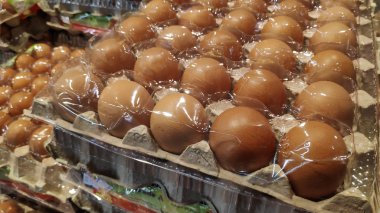 Yerel taze gıda pazarında satılık yumurta paneli