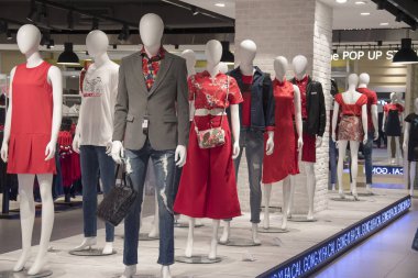 Paradigm Alışveriş Merkezi Joh 'taki mağazada moda kıyafetleri sergileniyor.