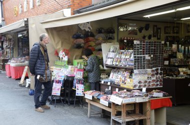 Japonya 'nın Kyoto kentindeki Ginkakuji Tapınağı yakınlarındaki yerel pazar.