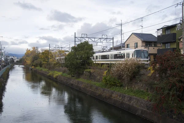 Japanische Zugfahrt entlang des Flusses in Kyoto — Stockfoto