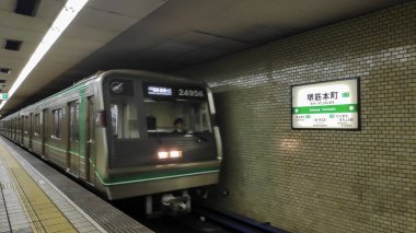 Japonya, Osaka 'daki Sakaisuji Hommachi istasyonundan tren yaklaşıyor.