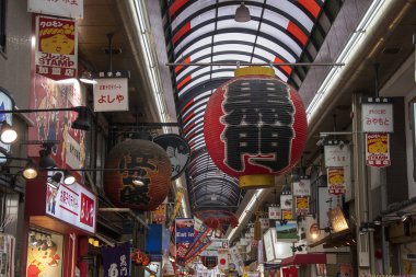 Girişte asılı duran büyük kırmızı Japon kağıt fenerini süsleyin. 