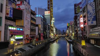 Şafak vakti Osaka 'daki sessiz Dotonbori bölgesi