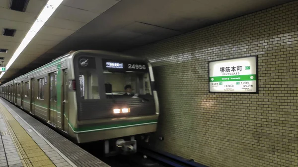 Comboio se aproximando na estação Sakaisuji Hommachi em Osaka, Japão — Fotografia de Stock