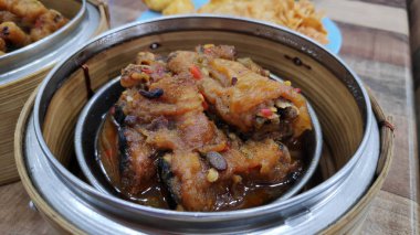 Haşlanmış tavuk ayakları dim sum