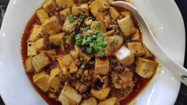 Çin mutfağı tofu ve acı soslu kıyma.