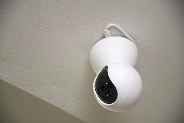 Cctv bewakingscamera op muur in huis — Stockfoto