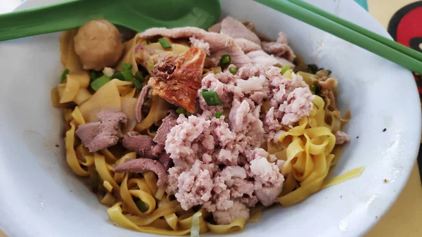 Macarrão de carne de porco picado — Fotografia de Stock