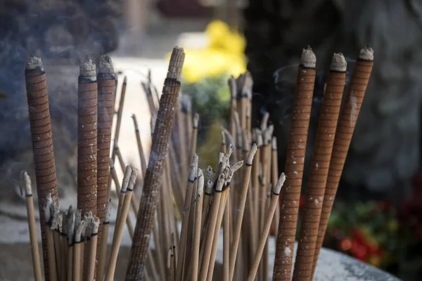 Räucherstäbchen brennen in chinesischem Tempel — Stockfoto