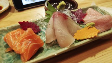 Karışık balık sashimi. 