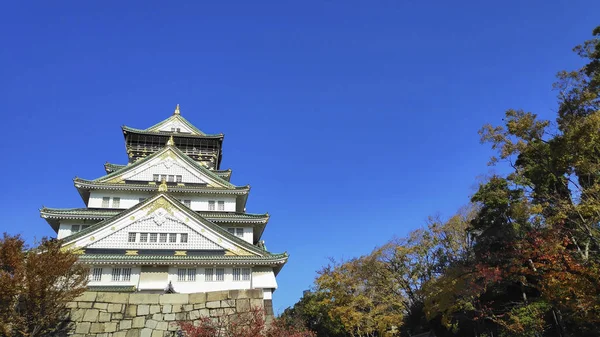 Japanska antika slott i Osaka med blå himmel bakgrund — Stockfoto