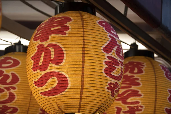 Linterna japonesa colgada frente al restaurante japonés — Foto de Stock