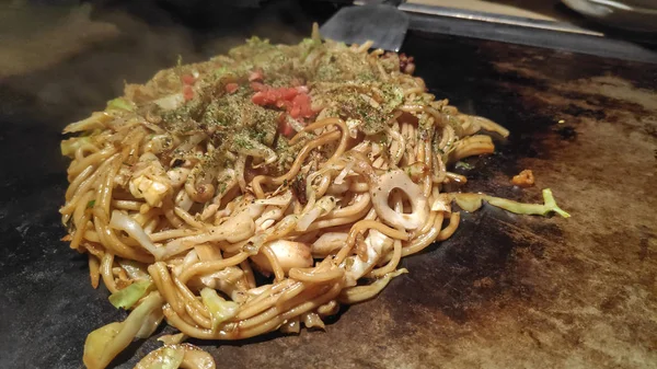 鉄板の上に盛り付けられた和焼きそば — ストック写真