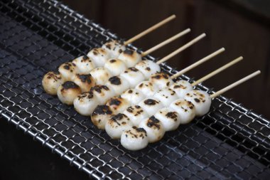 Japon mantısı ve mochiko 'dan yapılmış tatlı. 